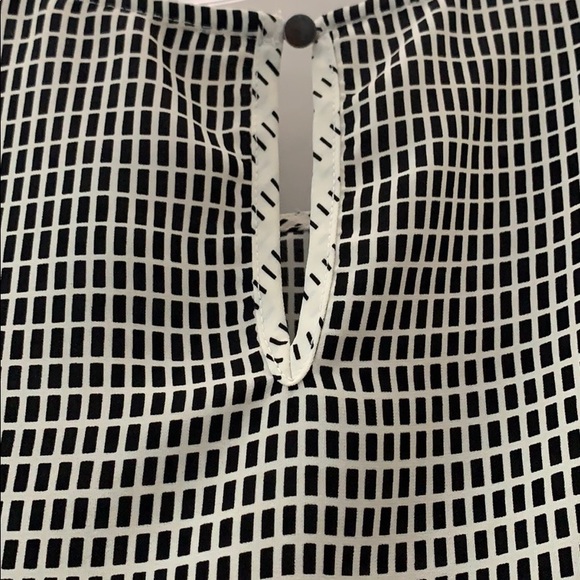 Sleeveless blouse - Picture 2 of 4